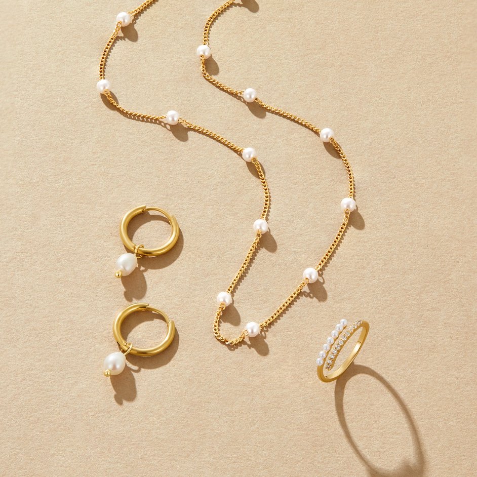 Minimal Pearl Earrings